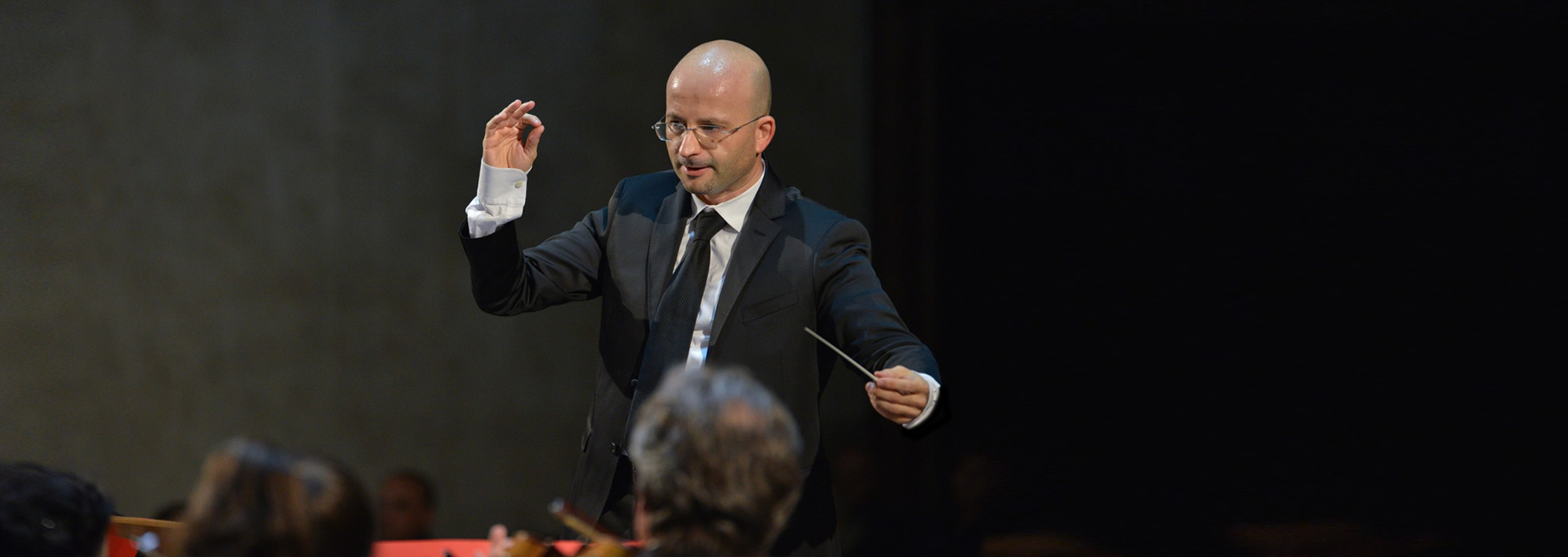 Andrea Ferrari, conductor