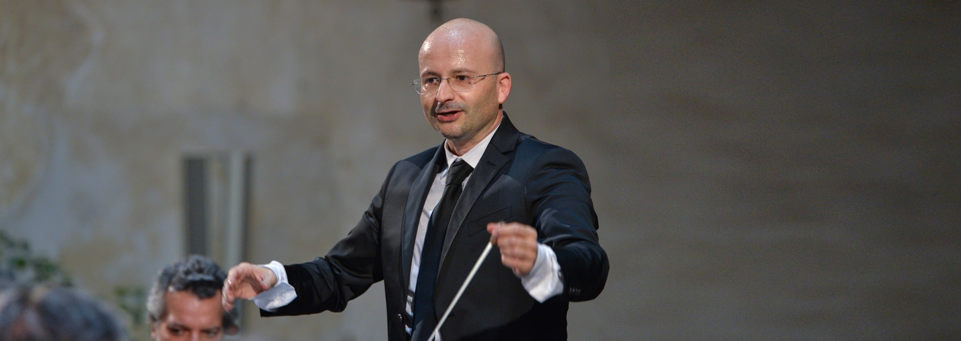 Andrea Ferrari, conductor